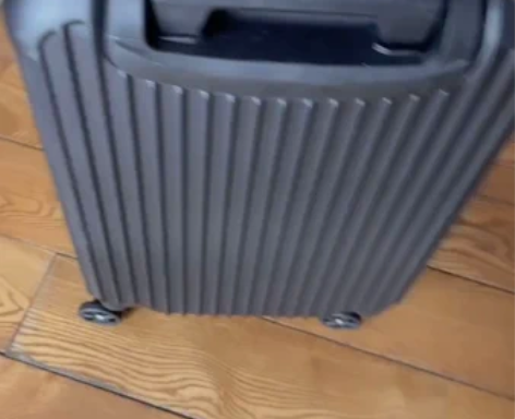 简约轻便的旅行箱 全新的不知道什么牌子 做...
