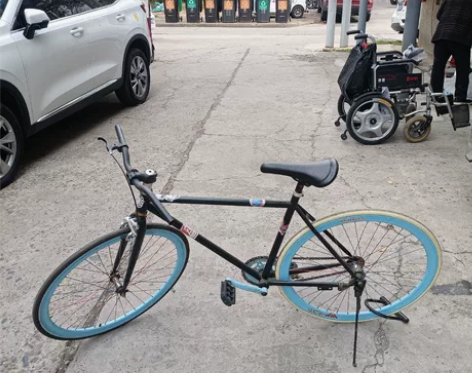 死飞 蓝黑白色 价格可以商量 感兴趣的话点...