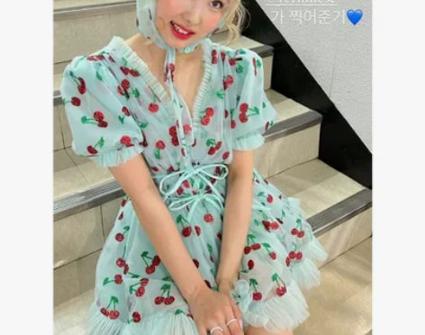 林娜琏同款蓝色V领草莓亮片网纱收腰荷叶边系...