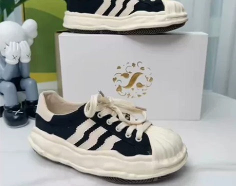 百丽同款贝壳头溶解鞋 又甜又酷的休闲鞋少不...