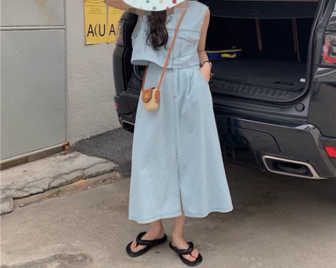 牛仔套装转让,实体店买的,就穿过一次,感觉...