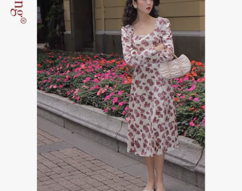许大晴 复古港风碎花丝绒连衣裙女早春方领灯...