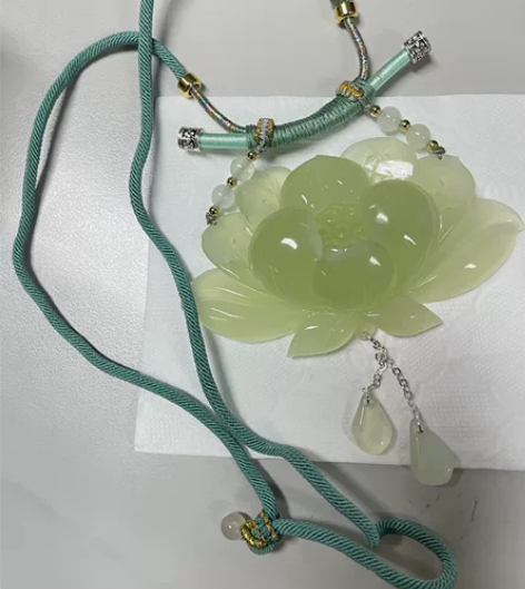 岫玉玉雕 巨无霸莲花?软项圈 淡绿色的。干...