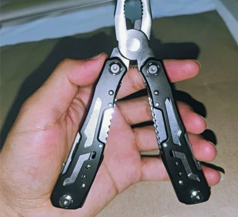 处理一批不锈钢多功能钳子户外螺丝刀组合小刀...