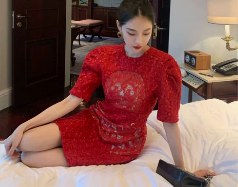 重工水溶蕾丝泡泡袖收腰连衣裙