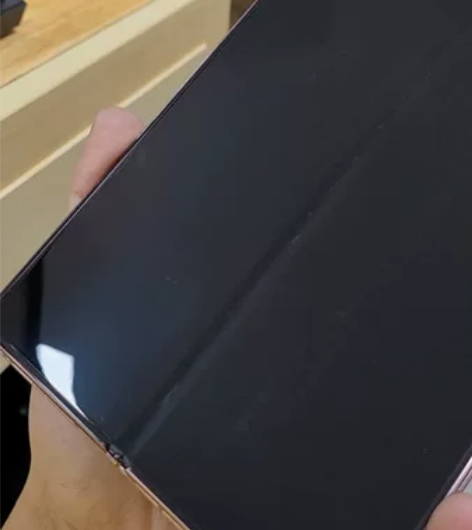 三星Fold2刷好W21系统 大屏有划痕没...