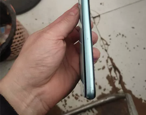 荣耀9A 4+128...盖板碎。中框和后...
