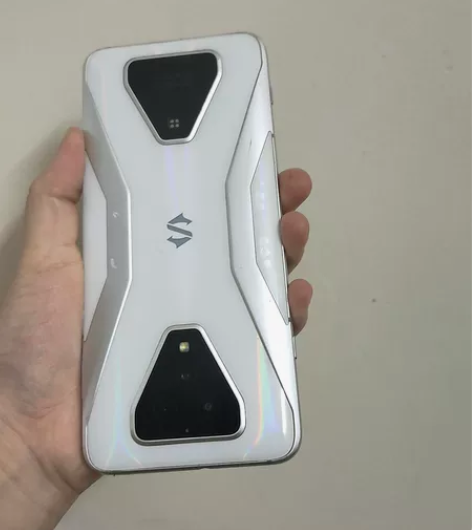 黑鲨游戏3。手机成色如图，无拆修。功能全部...