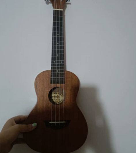 尤克里里全新实体店购入一次都没用过 感兴趣...