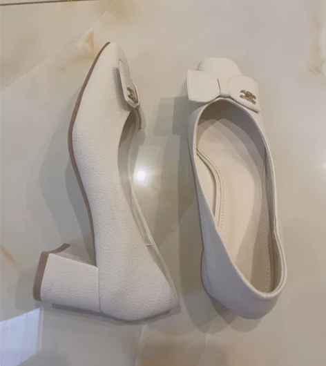 米白色蝴蝶结粗跟单鞋，39码，只穿一次，不...