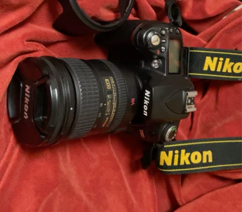 出ㄧ手尼康D90单反+ 18-200VR一...