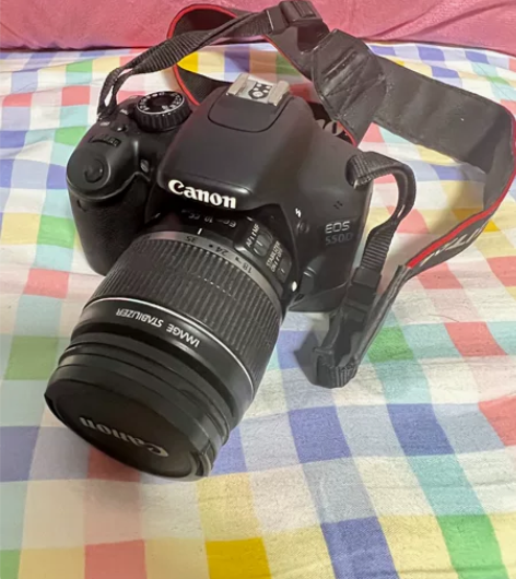 佳能单反 550D，没怎么用。 含套装镜头...