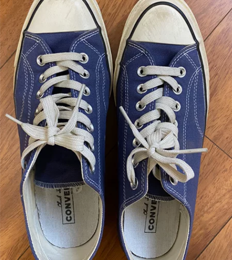 蓝色匡威低帮帆布鞋 尺码：44码 成色如图...