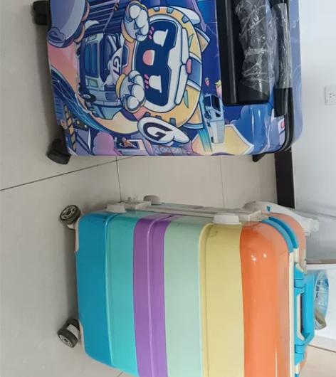 拉杆箱，登机箱，应该是 18 寸的，蓝色的...