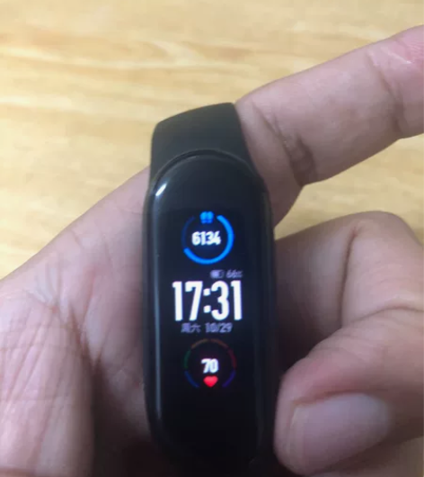 小米手环5,有充电器,送两个表带 防水,没...