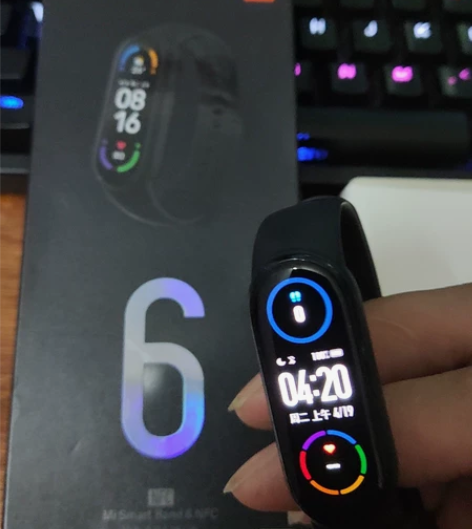 去年双十一买的小米手环6 NFC版,有划痕...