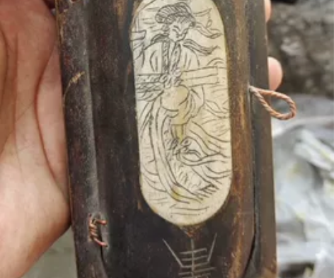 刚收的一个盒子。老人家说是以前放眼睛用的。...