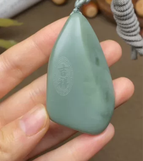 省级玉雕大师韦有锋作品和田玉沙枣青【吉祥如...