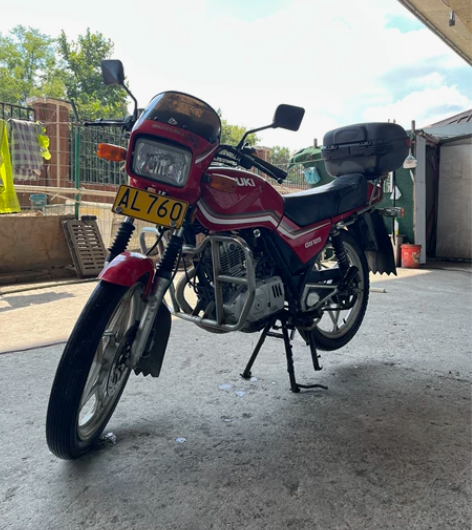 09年原装铃木125摩托车，发动机完美，不...