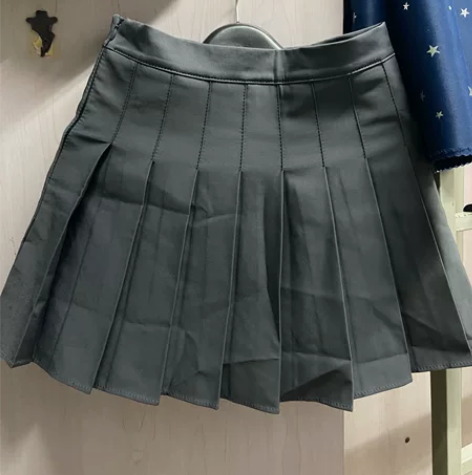 灰色百褶裙,全新 感兴趣的话点“我想要”和...