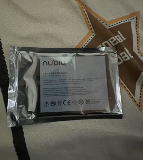 努比亚z11max，刚买的原装电池，手机掉...