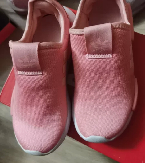 阿迪三叶草童鞋，便宜出售，内长19，新旧程...