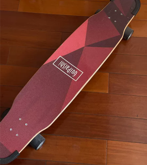 出长板。只滑过一秒，然后就摔下来了，因为摔...