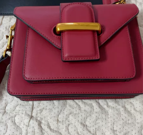 红谷酒红牛皮女斜挎包 内部分层也是很丰富，...