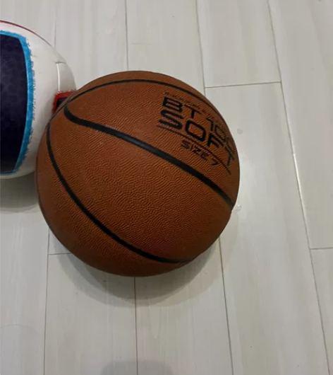 迪卡侬篮球、搬家处理了、很新 感兴趣的话点...