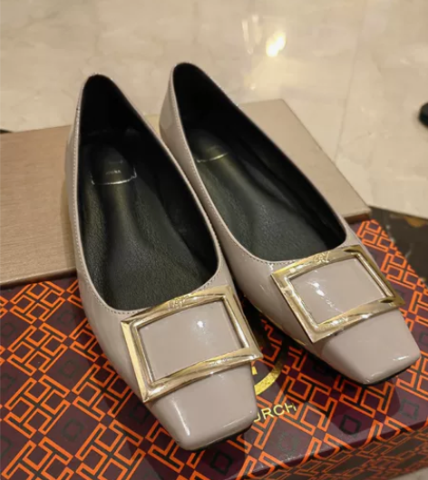 大牌同款方扣平底单鞋 感兴趣的话点“我想要...