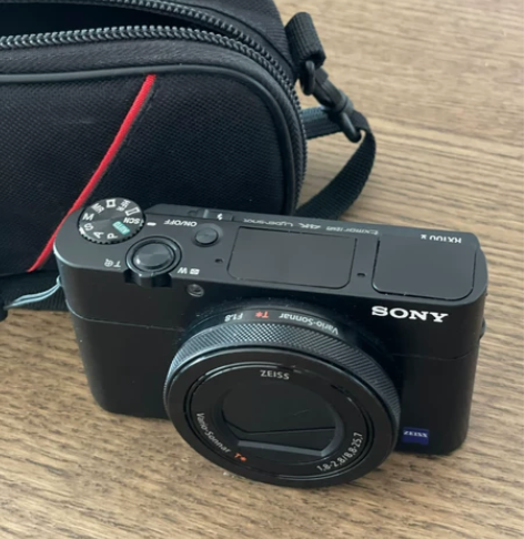 索尼微单黑卡5。本人手机摄影爱好者，微单一...