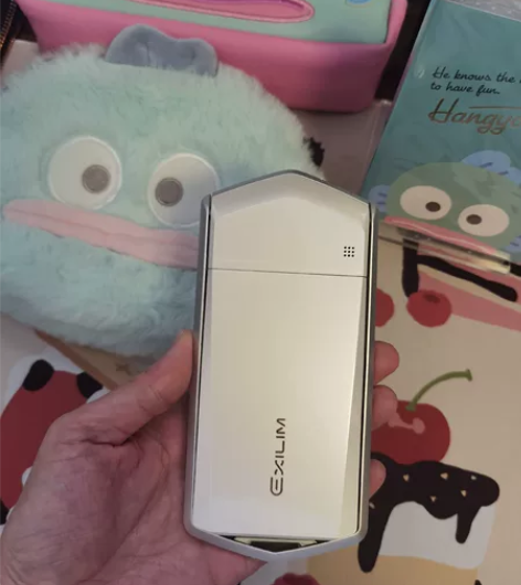 出闲置卡西欧自拍神器一台 经典白色无盒带6...