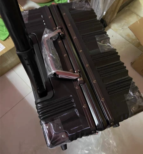 转手几个可坐人异型框行李箱铝框拉杆箱28寸...
