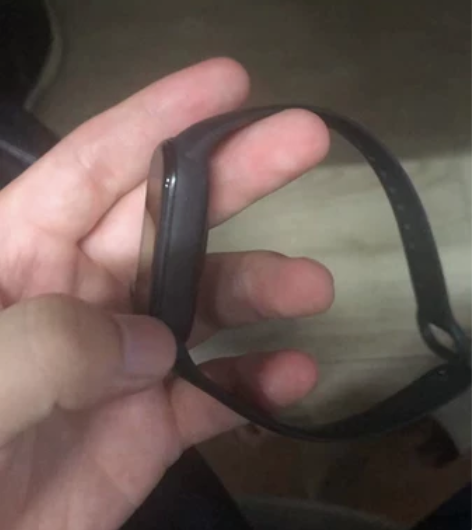 出一个小米手环5，不带nfc，50包邮解君...
