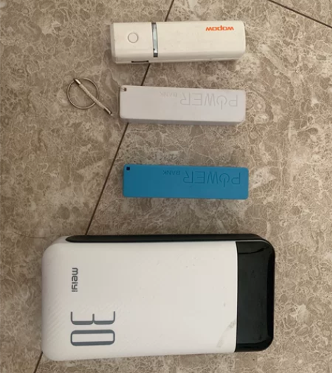 四个充电宝 三个小的均能正常使用 大的充不...