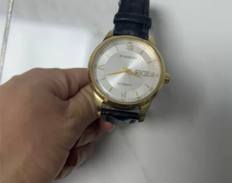 表功能正常。表带有破损。表盘嘎嘎新。换个表...