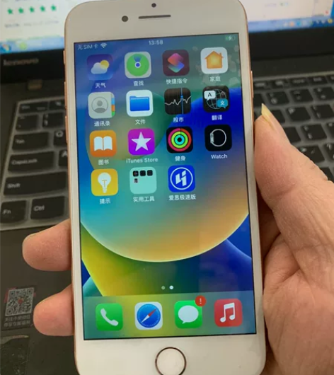 小姐姐一手手机，苹果8  64G.  换过...