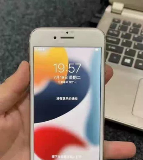 毕业手机闲置了，转让苹果8，64g，95新...