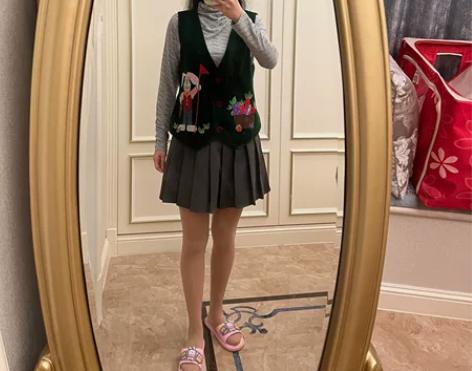 朝花夕拾墨绿色丝绒背心，中码全新，后有腰带...