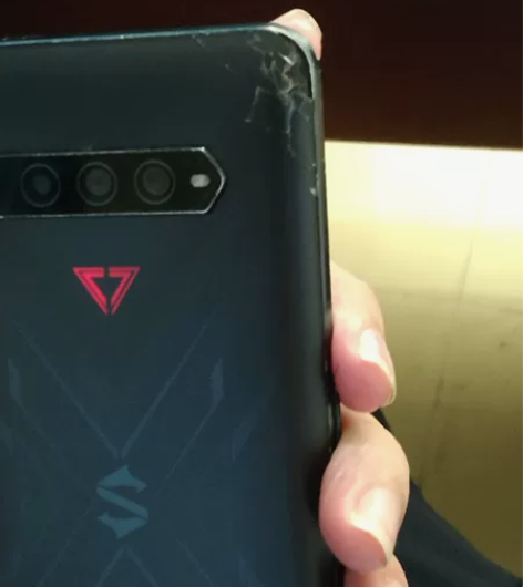 屏幕漏液，主板有维修扬声器坏了，电量不显示...