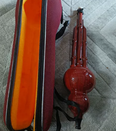葫芦丝当时买的时候是将近两百块，然后孩子就...