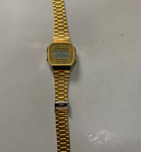 卡西欧小金表 成色非常新 就带过两次 保正...