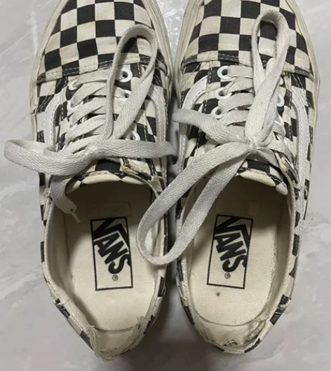 Vans 棋牌格 36码，穿了一年，后跟有...