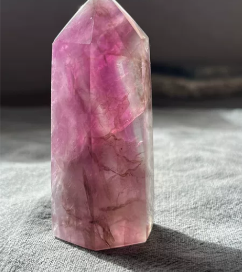天然粉紫西瓜海带萤石柱子 尺寸：70×28...