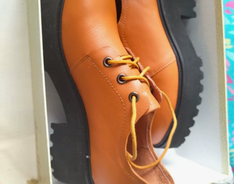 骆驼女鞋39码,全新的。舒适好看,跟的高度...