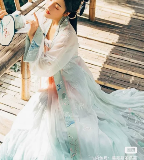 出钟灵记君渺s码，收前娘的，收来后仅试穿因...