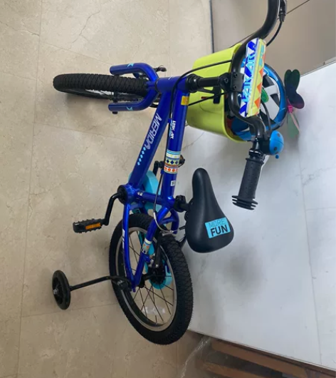 低龄儿童自行车，14寸轮胎，带可拆卸辅助轮...