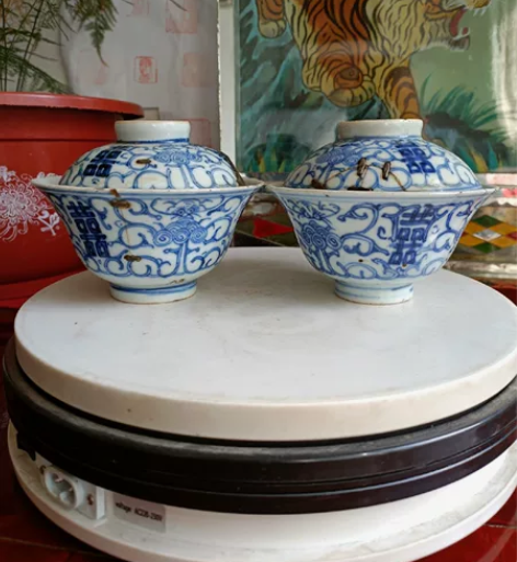 清代中期嘉道青花喜字盖碗两个都有破裂如图所...