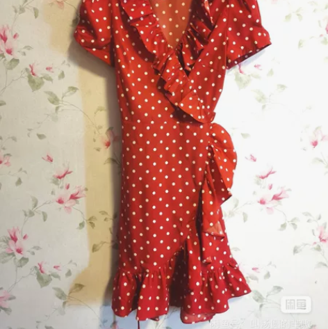 小怡靓衣正品红色波点泡泡袖荷叶边围裹裹身连...