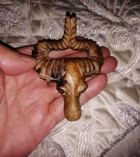 一个清代地方玉雕麋鹿头吊坠玉质硬度不高但雕...